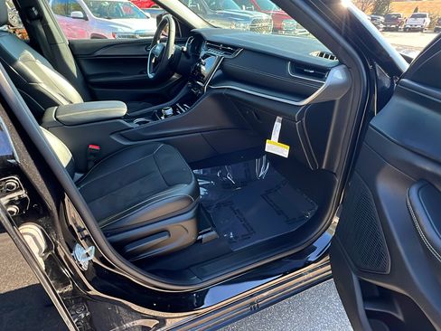 Used 2025 Jeep Grand Cherokee L Altitude image 20