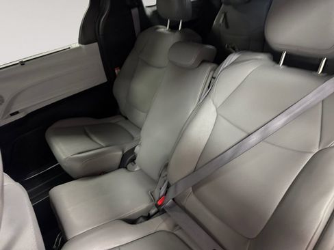 Used 2025 Toyota Sienna XLE FWD image 13
