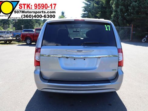 Used 2013 Chrysler Town & Country Touring FWD image 8