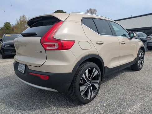 New 2025 Volvo XC40 B5 Plus w/ Climate Package image 4