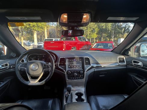 Used 2017 Jeep Grand Cherokee Overland image 36