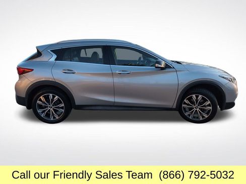 Used 2017 INFINITI QX30 Premium w/ Navigation Package image 7