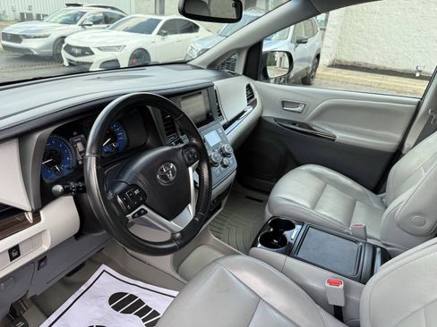 Used 2016 Toyota Sienna XLE FWD image 16