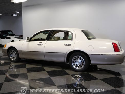 Used 2000 Lincoln Town Car Signature RWD image 9