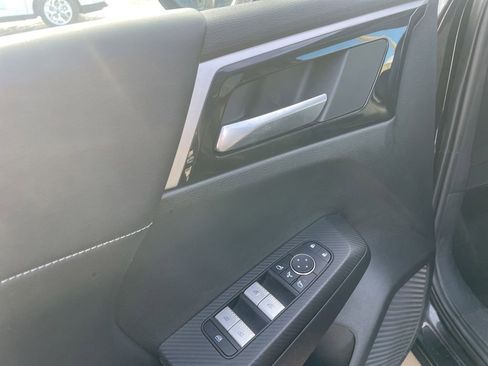 Used 2024 Mitsubishi Outlander SE image 16