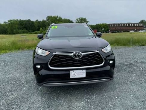 Used 2023 Toyota Highlander Platinum AWD/4WD image 3