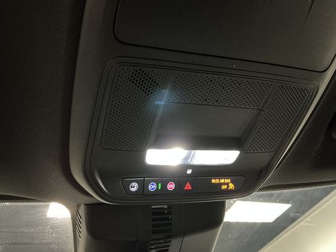 Used 2025 Chevrolet Traverse LT w/ Driver Confidence Package FWD image 16