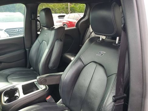 Used 2020 Chrysler Pacifica Touring-L Plus FWD image 11