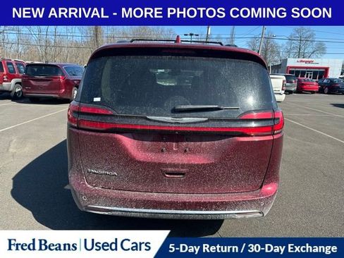 Certified 2022 Chrysler Pacifica Touring-L w/ Uconnect Theater Family Group image 6
