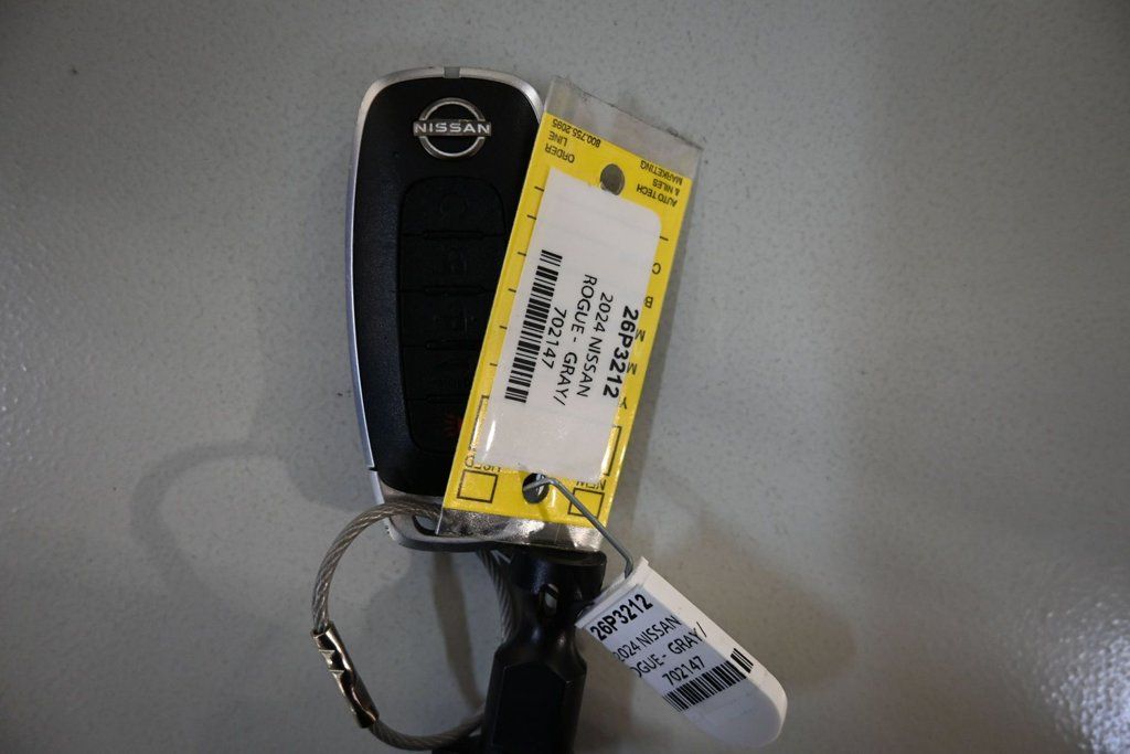 Used 2024 Nissan Rogue SV FWD image 9