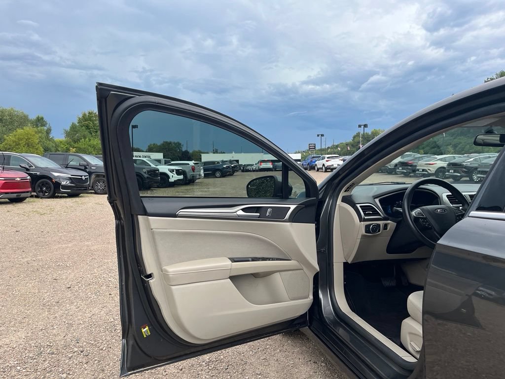 Used 2018 Ford Fusion SE w/ Fusion SE Technology Package FWD image 14