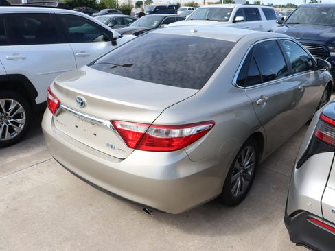 Used 2017 Toyota Camry XLE w/ Moonroof Package image 11