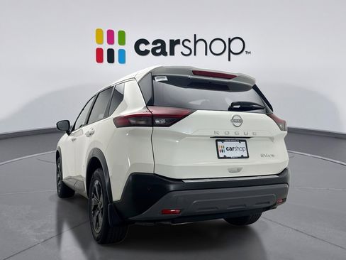 Used 2023 Nissan Rogue SV image 3