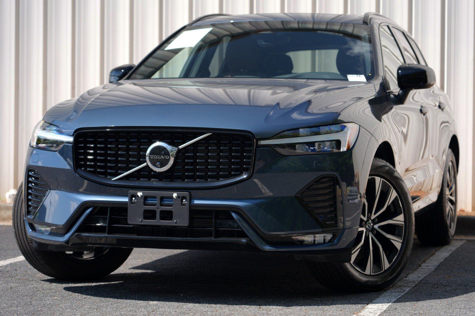 Used 2025 Volvo XC60 B5 Plus w/ Protection Package Premier AWD/4WD image 3