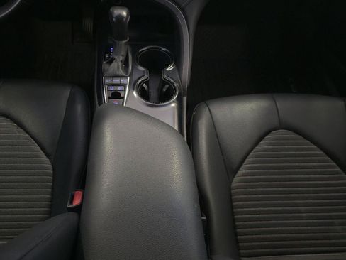 Used 2020 Toyota Camry SE FWD image 19