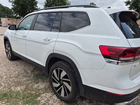 Used 2025 Volkswagen Atlas SE image 2