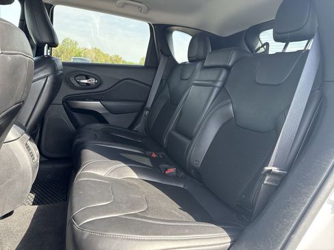 Used 2019 Jeep Cherokee Latitude Plus w/ Cold Weather Group AWD/4WD image 24