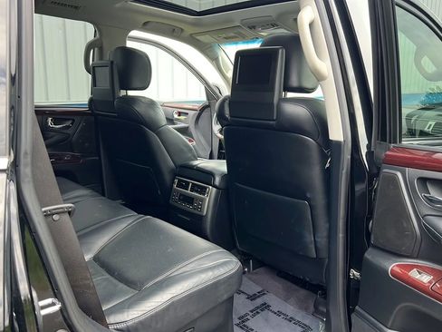 Used 2013 Lexus LX 570 4WD w/ Luxury Pkg image 19