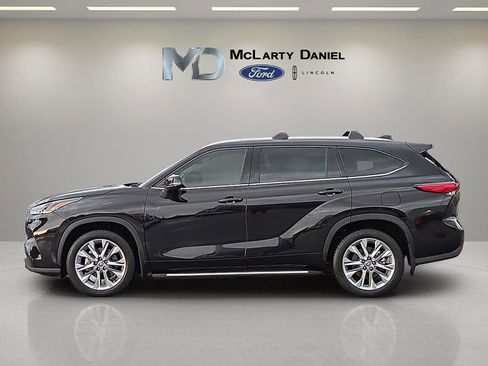 Used 2021 Toyota Highlander Limited FWD image 3