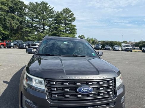 Used 2017 Ford Explorer XLT w/ Equipment Group 202A FWD image 4