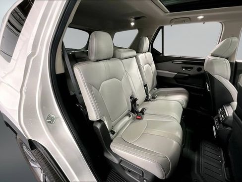 Used 2024 Honda Pilot Touring image 25
