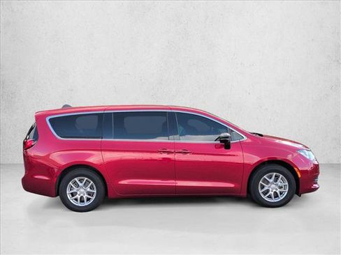 Used 2026 Chrysler Voyager LX FWD image 5