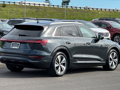 Used 2024 Audi Q8 e-tron Premium Plus image 3