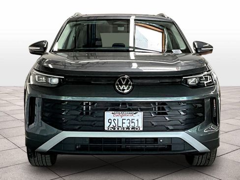 Used 2025 Volkswagen Tiguan SE w/ Panoramic Sunroof Package image 3