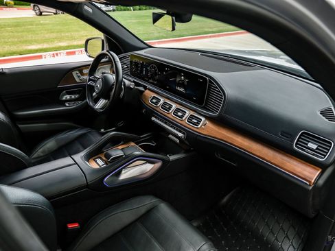 Used 2025 Mercedes-Benz GLS 580 4MATIC image 43