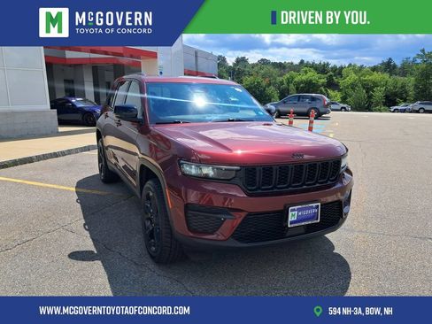 Used 2023 Jeep Grand Cherokee Altitude AWD/4WD image 11