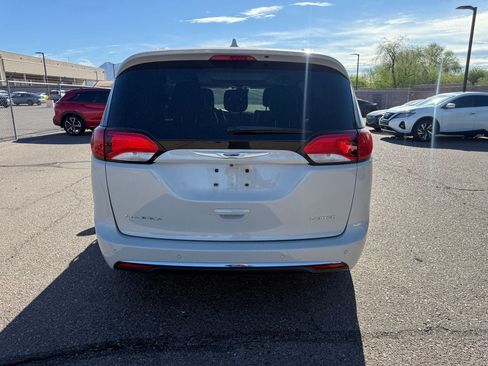 Used 2017 Chrysler Pacifica Limited w/ Advanced Safetytec Group FWD image 6