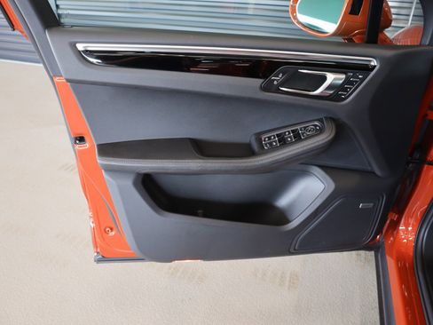 Certified 2022 Porsche Macan AWD/4WD image 22