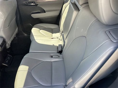 Used 2023 Toyota Highlander Limited image 15