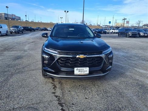 Used 2025 Chevrolet Trax LT w/ LT Convenience Package image 3