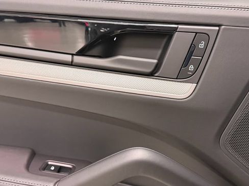 Certified 2025 Porsche Cayenne E-Hybrid w/ Premium Package Plus AWD/4WD image 46