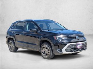 Used 2025 Volkswagen Taos SE video 3