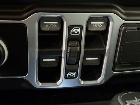 Used 2018 Jeep Wrangler Unlimited Sport S image 24