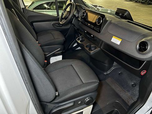 Used 2025 Mercedes-Benz Sprinter 2500 image 11