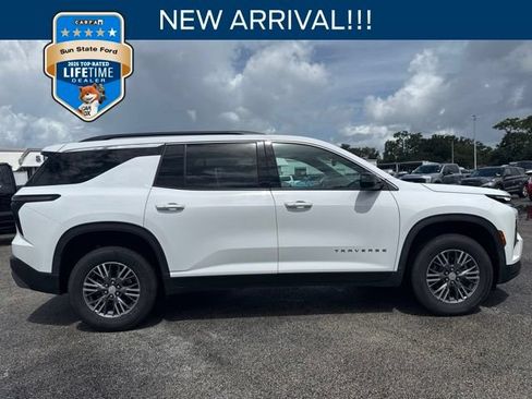 Used 2025 Chevrolet Traverse LT FWD image 1