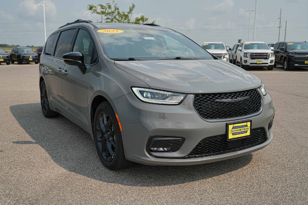 Used 2025 Chrysler Pacifica Limited FWD image 5