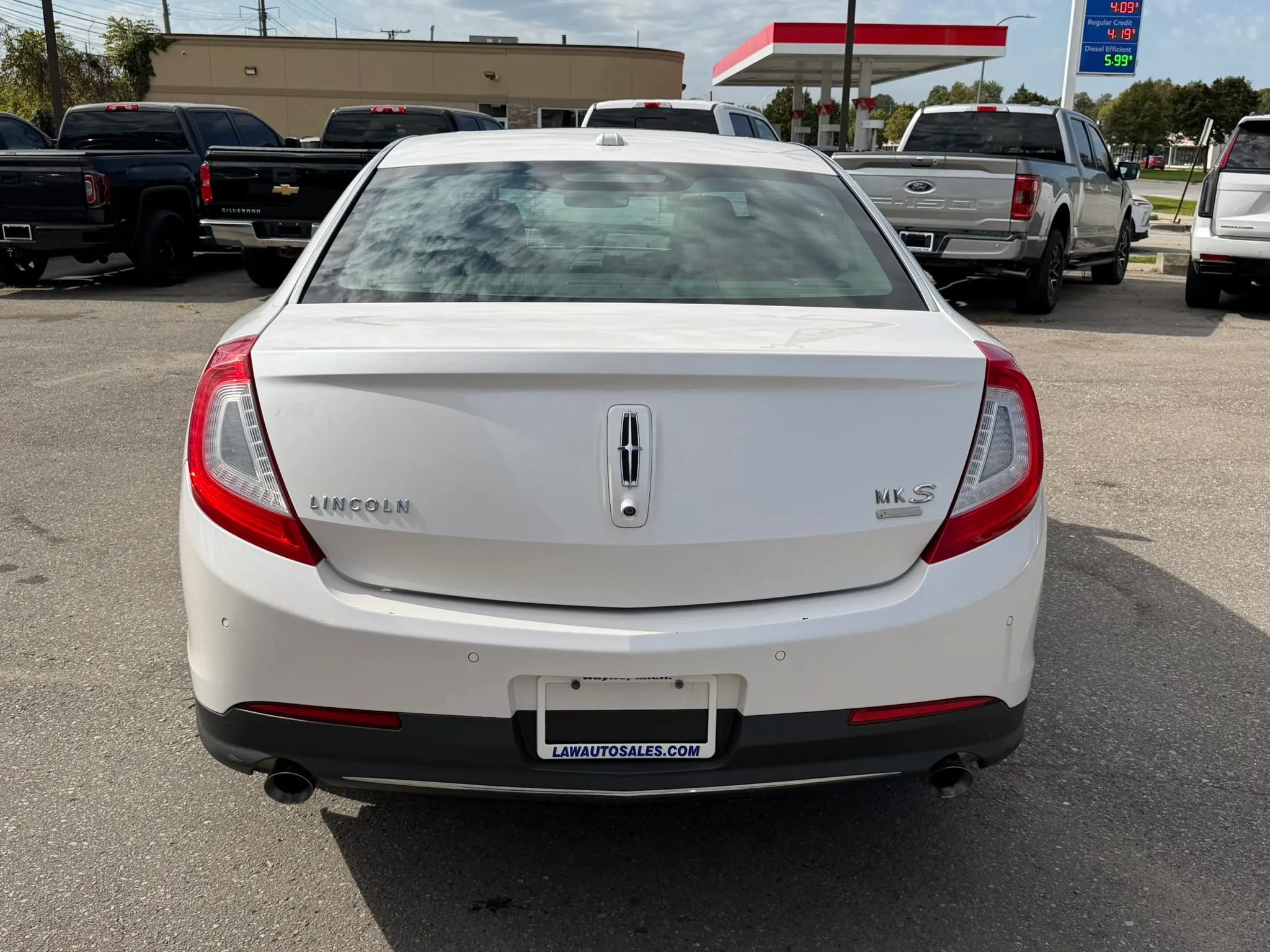 Used 2013 Lincoln MKS AWD image 3