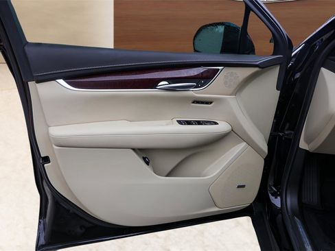 Used 2018 Cadillac XT5 Luxury w/ Driver Awareness Package image 29