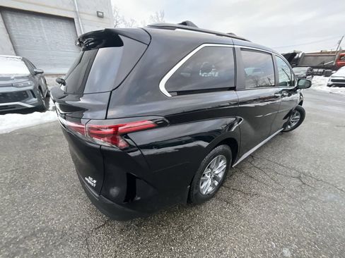 Used 2022 Toyota Sienna XLE image 6
