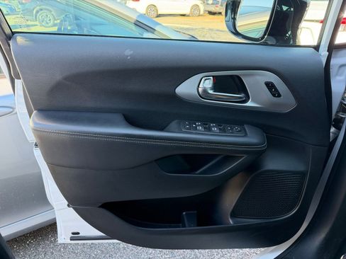Used 2025 Chrysler Pacifica Limited image 20