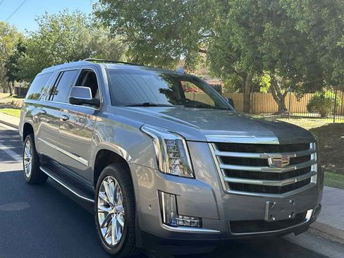 Used 2019 Cadillac Escalade ESV Luxury AWD/4WD image 2