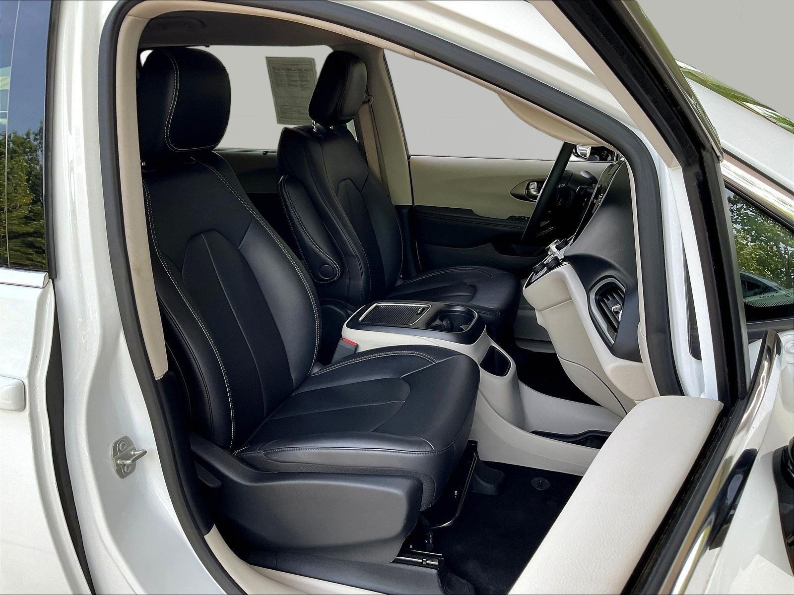 Used 2024 Chrysler Pacifica Touring-L FWD image 29