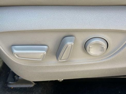 Used 2024 Toyota Highlander XLE AWD/4WD image 24
