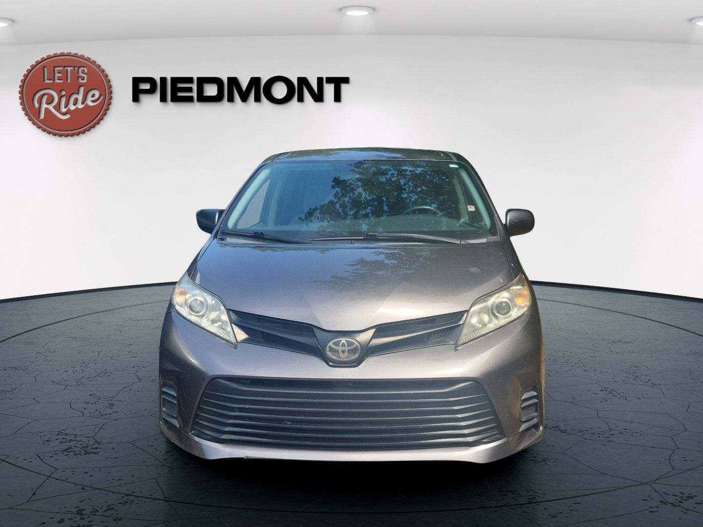 Used 2019 Toyota Sienna L FWD image 2