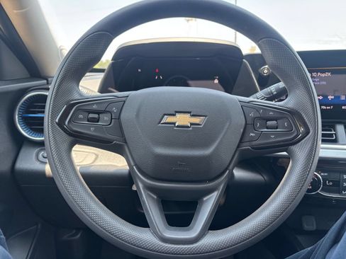 Used 2025 Chevrolet Trax LT FWD image 22
