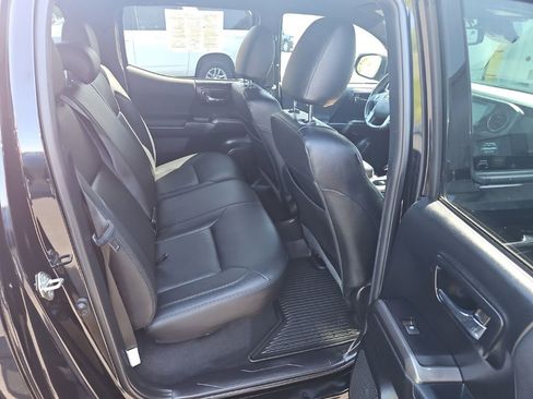 Used 2018 Toyota Tacoma TRD Sport AWD/4WD image 25